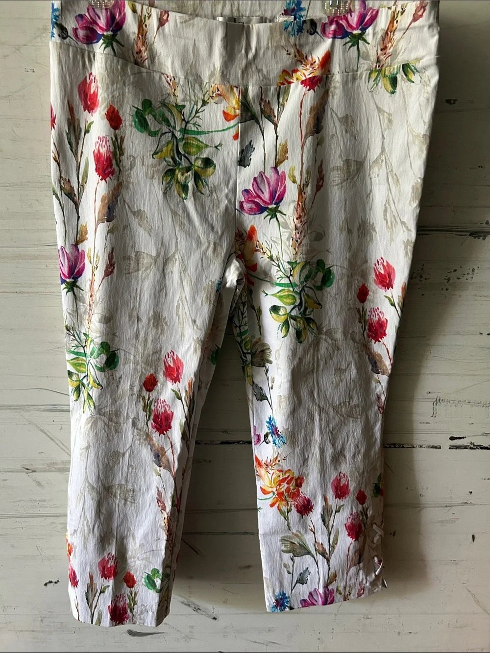 💐🫶Lena Gabrielle Floral Capri Pants Size 16 White Botanical Print Lace Hem - Picture 4 of 7